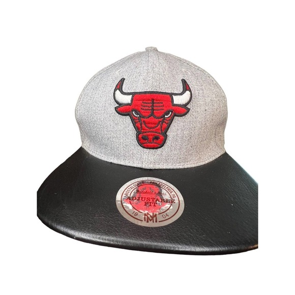 Mitchell & Ness Grey Chicago Bulls Snapback Hat Hardwood Classics Leather Bill - Picture 2 of 8